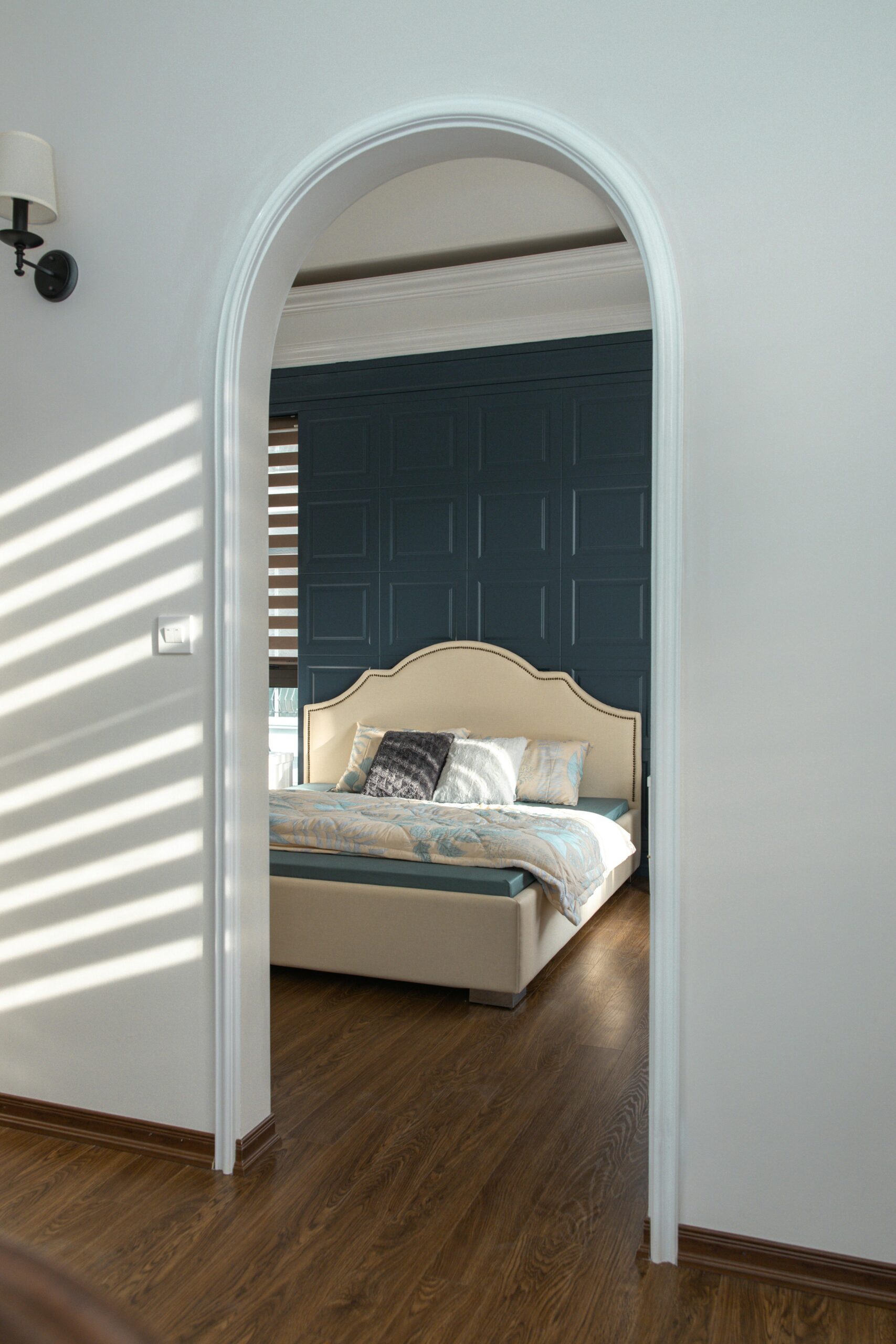 Jak podłoga drewniana wypada na tle innych materiałów?